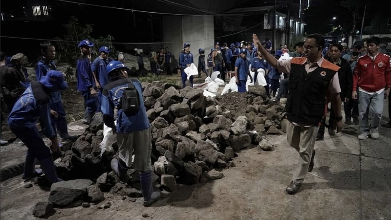 Anies Baswedan semalam meninjau tanggul Latuharhari dan Pintu Air Manggarai