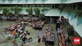 Banjir menerjang sebagian wilayah Jabodetabek akibat hujan dengan intensitas tinggi yang turun sejak 31 Desember 2019 hingga 1 Januari 2020. (CNN Indonesia/Adhi Wicaksono)