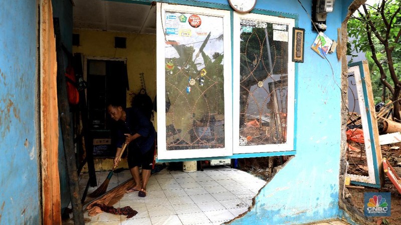 Perumahan Puri Citayam Permai 2 di Bojonggede, Kabupaten Bogor, Jawa Barat, terkena dampak tanggul jebol beberapa hari lalu.