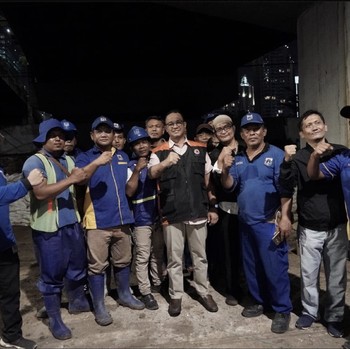 Gaya Anies Tinjau Tanggul Latuharhari & Pintu Air Manggarai