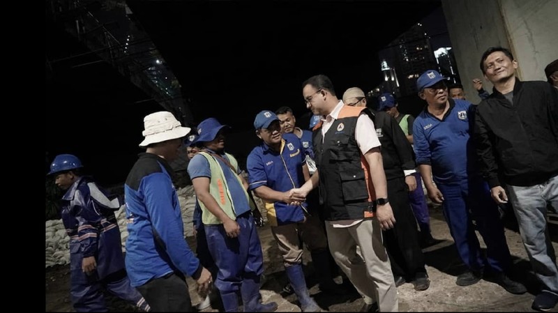 Anies Baswedan semalam meninjau tanggul Latuharhari dan Pintu Air Manggarai