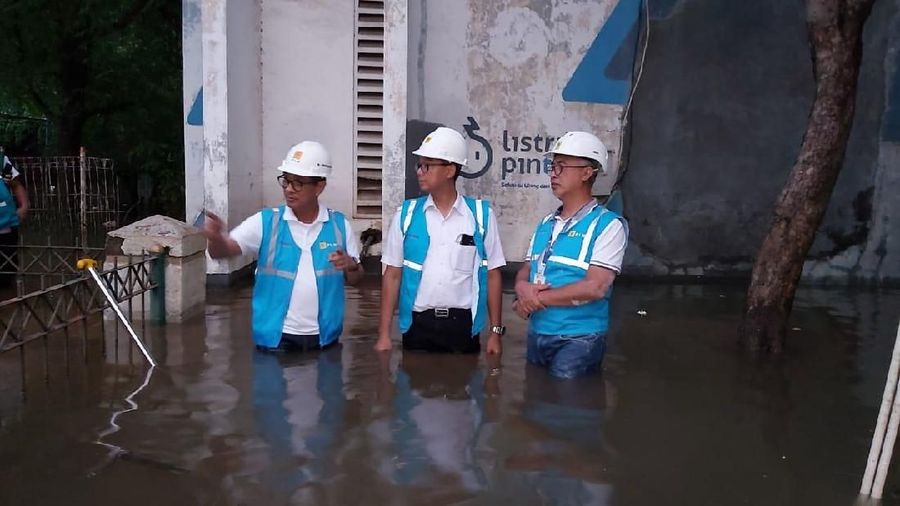 PLN Disjaya memadamkan 15 Gardu Distribusi Wilayah yang terendam banjir.