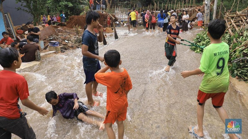 Perumahan Puri Citayam Permai 2 di Bojonggede, Kabupaten Bogor, Jawa Barat, terkena dampak tanggul jebol beberapa hari lalu.