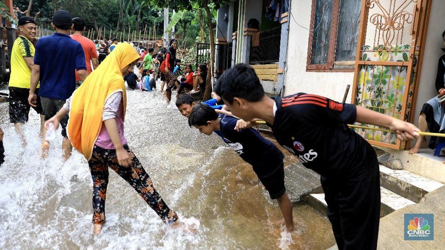 Perumahan Puri Citayam Permai 2 di Bojonggede, Kabupaten Bogor, Jawa Barat, terkena dampak tanggul jebol beberapa hari lalu.