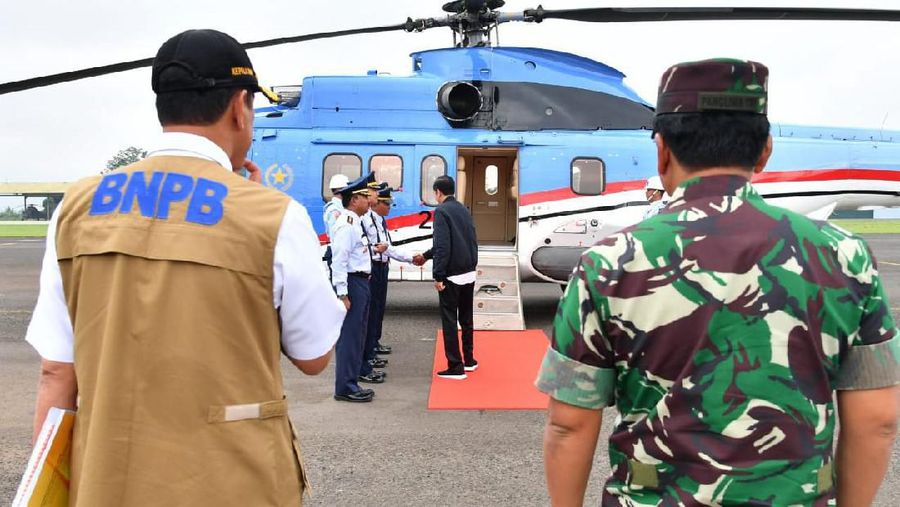 Jokowi sempat akan mendarat via helikopter, tapi dibatalkan karena cuaca.