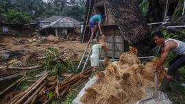 FOTO : Tanah Longsor di Sukajaya Bogor