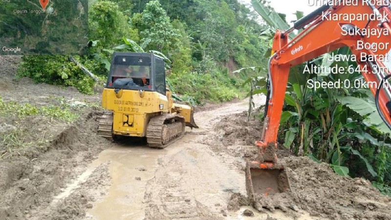 Jalan-jalan utama yang tertutup longsor di Kecamatan Sukajaya, Kabupaten Bogor, lokasi yang tak bisa ditembus helikopter Presiden Jokowi, Minggu (5/1)