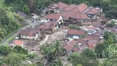Suasana Kampung Gunung Kembang yang hancur akibat longsor di Sukajaya, Bogor, Jawa Barat, Minggu (5/1/2020). (ANTARA FOTO/Akbar Nugroho Gumay)