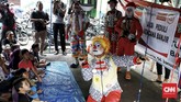 Aku Badut Indonesia menghibur anak-anak korban banjir di posko pengungsi komplek IKPN, Pesanggarahan, Jakarta Selatan. Minggu (5/1). (CNN Indonesia/Andry Novelino)