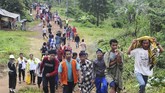 Warga korban longsor berjalan menuju posko penampungan di Sukajaya, Bogor, Jawa Barat, Minggu (5/1/2020). (ANTARA FOTO/Akbar Nugroho Gumay)