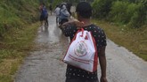 Warga korban longsor membawa bantuan dari Presiden Joko Widodo di Sukajaya, Bogor, Jawa Barat, Minggu (5/1/2020). (ANTARA FOTO/Akbar Nugroho Gumay)