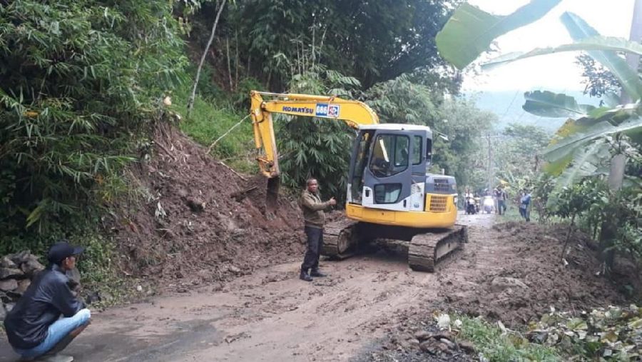 Jalan-jalan utama yang tertutup longsor di Kecamatan Sukajaya, Kabupaten Bogor, lokasi yang tak bisa ditembus helikopter Presiden Jokowi, Minggu (5/1)