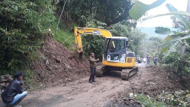 Jalan-jalan utama yang tertutup longsor di Kecamatan Sukajaya, Kabupaten Bogor, lokasi yang tak bisa ditembus helikopter Presiden Jokowi, Minggu (5/1)