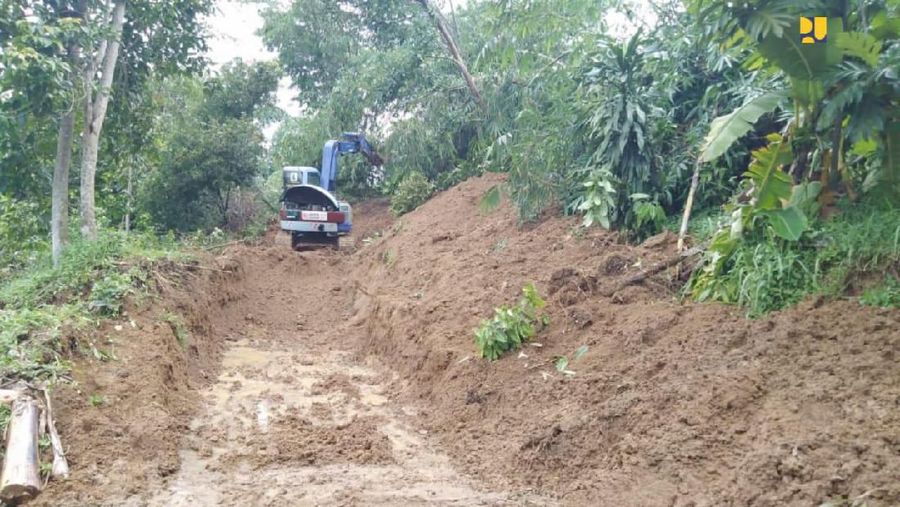 Jalan-jalan utama yang tertutup longsor di Kecamatan Sukajaya, Kabupaten Bogor, lokasi yang tak bisa ditembus helikopter Presiden Jokowi, Minggu (5/1)