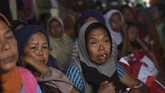 Warga korban longsor beristirahat di posko penampungan di Sukajaya, Bogor, Jawa Barat, Minggu (5/1/2020). (ANTARA FOTO/Akbar Nugroho Gumay)