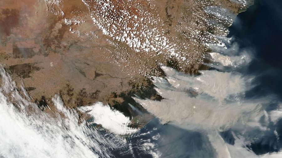 Australia sempat mengalami fenomena langit berwarna merah akibat kebakaran hebat yang melanda negara tersebut.