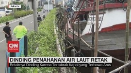 VIDEO: Dinding Penahan Air Laut Retak Ditabrak Kapal