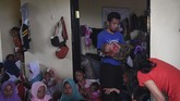 Warga korban longsor menggendong bayinya saat beristirahat di posko penampungan di Sukajaya, Bogor, Jawa Barat, Minggu (5/1/2020). Presiden Jokowi membagikan 6.000 paket bantuan untuk para pengungsi. (ANTARA FOTO/Akbar Nugroho Gumay)