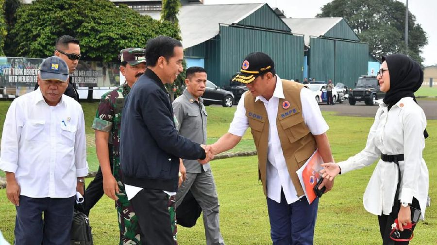 Lima menit menjelang sampai di titik lokasi, helikopter berbendera merah putih dan bernomor ekor H-3204 yang ditumpangi Presiden Jokowi gagal mendarat.