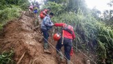Relawan mengevakuasi warga melewati jalur darurat di Desa Harkat Jaya, Kecamatan Sukajaya, Kabupaten Bogor, Jawa Barat, Sabtu (4/1/2020). Untuk mencapai dua dusun terisolasi yaitu desa Kiarapandak dan Desa Urug relawan maupun warga harus berjalan sejauh 8 kilometer melalui jalur darurat. (ANTARA FOTO/Yulius Satria Wijaya)