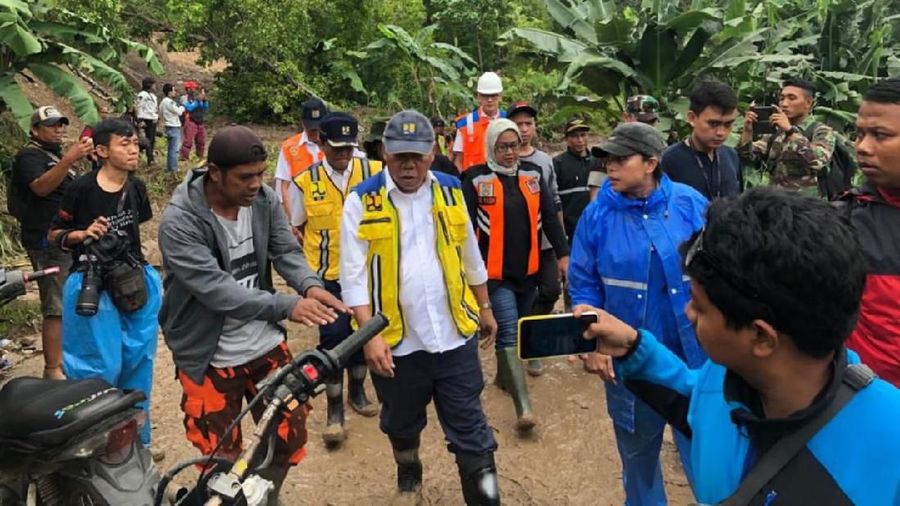Jalan-jalan utama yang tertutup longsor di Kecamatan Sukajaya, Kabupaten Bogor, lokasi yang tak bisa ditembus helikopter Presiden Jokowi, Minggu (5/1)