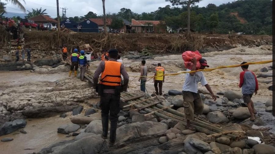 Tim Lintas BUMN juga menerjunkan tim gabungan ke wilayah Banten, Jawa Barat, hingga wilayah lain di seluruh Indonesia yang terdampak banjir.