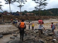 Terjun ke Masyarakat! BUMN Keroyokan Salurkan Bantuan Banjir