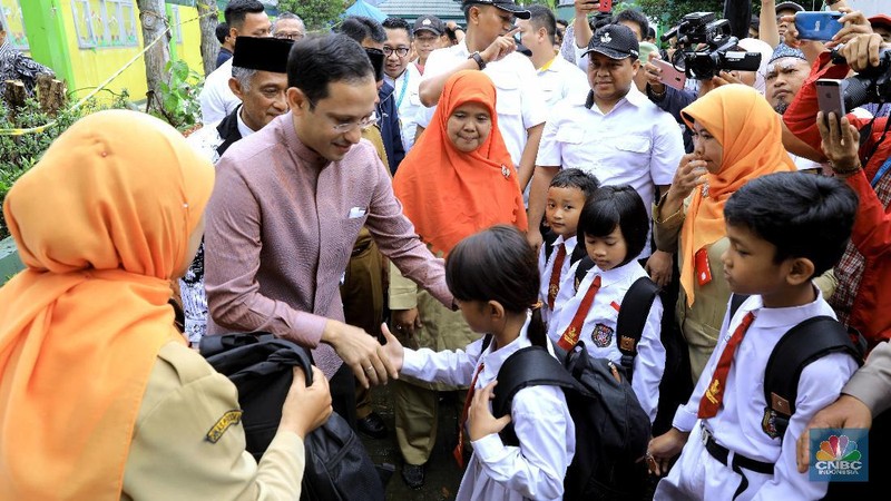 Dampak hujan deras, atap SDN Cirimekar 02 Cibinong, Bogor, ambruk. Proses kegiatan belajar-mengajar pun dilakukan di dalam tenda.