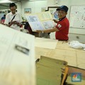 Jakarta – Arsip Nasional Republik Indonesia (ANRI) memberikan layanan restorasi/perawatan arsip keluarga (Laraska) secara GRATIS bagi masyarakat yang terkena musibah bencana banjir. Laraska ini dilaksanakan terhitung mulai 2 Januari 2020 pada hari