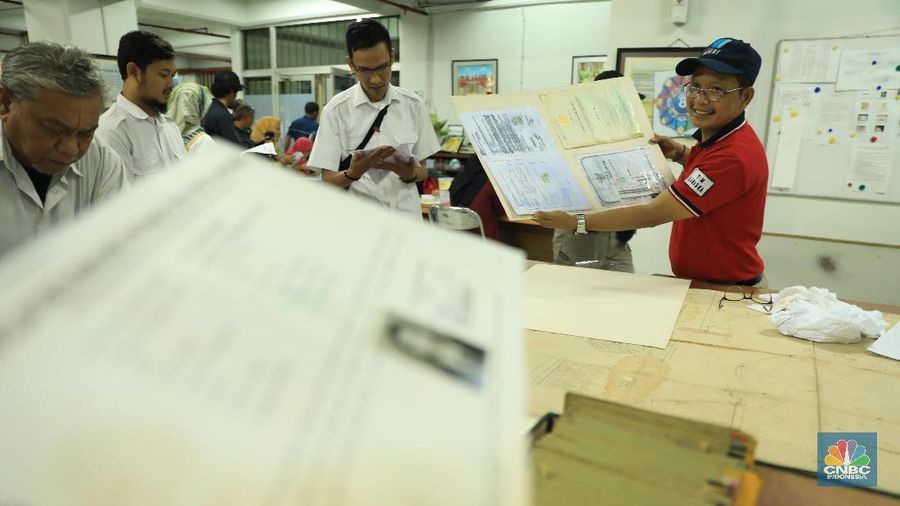 ANRI memberikan layanan restorasi/perawatan arsip keluarga (Laraska) secara GRATIS bagi korban banjir.