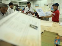 Jakarta – Arsip Nasional Republik Indonesia (ANRI) memberikan layanan restorasi/perawatan arsip keluarga (Laraska) secara GRATIS bagi masyarakat yang terkena musibah bencana banjir. Laraska ini dilaksanakan terhitung mulai 2 Januari 2020 pada hari