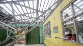 Intensitas hujan yang tinggi sejak Selasa (1/1) pagi diduga mengakibatkan ambruknya atap SDN 02 Cirimekar, yang terdiri atas tiga ruang kelas, satu ruang guru, serta satu ruang Tata Usaha (TU), sehingga berimbas pada Kegiatan Belajar Mengajar (KBM). (ANTARA FOTO/Yulius Satria Wijaya)