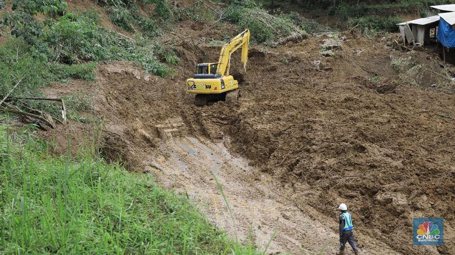 Sejumlah kendaraan logistik dan bantuan  melintas di ruas jalan Kebon Kelapa menuju akses jalan Sukajaya yang sudah terbuka akibat bencana longsor dan banjir bandang, Kecamatan Cigudeg, Kab Bogor, Jawa Barat, Senin (6/1/2020). Ketika tim CNBC Indonesia menyusuri jalan terdapat alat berat membuka jalan menutupi menuju desa yang terdampak bencana longsor dan banjir bandang di Desa Harkat Jaya, Kecamatan Sukajaya, Kabupaten Bogor.
Bencana longsor Kecamatan Sukajaya, Kabupaten Bogor, Jawa Barat, terjadi akibat hujan deras tak henti sejak Selasa, 31 Desember 2019 lalu, hingga Rabu, 1 Januari 2020, kemarin. Salah satu wilayah terdampak adalah Desa Harkat Jaya. Tertutupnya jalan membuat logistic hanya sampai di tempat pengungsian musibah pertama di balai desa Harkat Jaya. Sejumlah relawan dan warga juga rela berjalan kaki dan naik motor untuk mengantar bantuan ke desa yang terisolir seperti desa urug, desa tiara pandak. Melalui siaran pers biro kepresidenan, Presiden Joko Widodo menginstruksikan jajaran anak buahnya untuk membuka akses daerah terisolasi terdampak banjir dan longsor di Sukajaya, Kabupaten Bogor, Jawa Barat.
Instruksi terutama diberikan untuk Menteri Pekerjaan Umum dan Perumahan Rakyat (PUPR) Basuki Hadimuljono, Kepala Badan Nasional Penanggulangan Bencana (BNPB) Doni Monardo, dan Panglima TNI Marsekal Hadi Tjahjanto. 