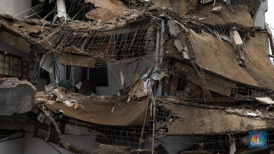 Bangunan ruko minimarket 4 lantai di Kawasan Slipi, Jakarta Barat sekitar pukul 09.20 WIB, Senin (6/1/2020) roboh.