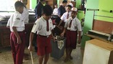 Gubernur DKI Jakarta Anies Baswedan mengatakan sebanyak 211 sekolah dan 22.500 siswa terdampak banjir pada awal bulan ini di Jakarta. (ANTARA FOTO/Muhammad Adimaja)