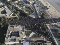 Massa Menyemut, Iran Berduka Tangisi Pemakaman Soleimani