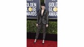 Phoebe Waller-Bridge berjalan di karpet merah dengan setelan edgy berwarna hitam. Dia mengenakan setelan suit berwarna hitam dengan detail pita di salah satu bagian pundak. Tampilan itu dipadukannya dengan sepatu high heels rancangan Christian Louboutin. (Photo by Jordan Strauss/Invision/AP)