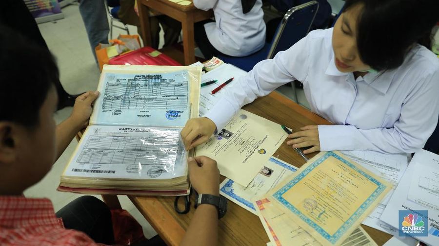 Jakarta – Arsip Nasional Republik Indonesia (ANRI) memberikan layanan restorasi/perawatan arsip keluarga (Laraska) secara GRATIS bagi masyarakat yang terkena musibah bencana banjir. Laraska ini dilaksanakan terhitung mulai 2 Januari 2020 pada hari kerja (Senin s.d Jum’at) mulai pukul 08.30 – 15.00 WIB. Bagi masyarakat yang berminat memperoleh Laraska, dapat langsung datang ke lokasi.
Kantor ANRI yang berlokasi di jalan Ampera Raya nomor 7, Cilandak Timur, Jakarta Selatan. Selanjutnya, masyarakat dapat menemui langsung Tim Penanganan Arsip Bencana (Task Force) yang berlokasi tak jauh dari gerbang utama ANRI. Setelah masyarakat diterima oleh Sekretariat Tim Penanganan Arsip Bencana, petugas akan memandu masyarakat untuk mengisi buku registrasi dan formulir Laraska. Selanjutnya, petugas memverifikasi dan mencatat jumlah arsip yang akan direstorasi, menyampaikan jenis kerusakan arsip, jenis perbaikan arsip yang akan dilakukan dan jangka waktu perbaikan arsip yang dibutuhkan.
Selain itu, ada beberapa hal yang harus diperhatikan jika masyarakat ingin memperoleh Laraska ini, yaitu: masyarakat membawa arsip yang akan diperbaiki dan bukti identitas diri, arsip yang dibawa adalah arsip asli (bukan fotocopy) dan tidak dalam bentuk laminating, dan tiap keluarga maksimal dapat memperoleh layanan ini sebanyak 10 lembar. Adapun arsip keluarga yang dapat direstorasi antara lain, akta kelahiran, buku nikah, kartu keluarga, Kartu Tanda Penduduk, sertifikat tanah, ijazah dan lain-lain.
Perawatan arsip keluarga ini dapat ditunggu, tetapi untuk beberapa jenis perawatan tertentu ada yang membutuhkan jangka waktu tertentu. Laraska bagi masyarakat yang terdampak banjir ini menjadi salah satu wujud responsif
ANRI terhadap musibah bencana alam banjir dan longso yang terjadi di wilayah Jakarta, Bogor, Depok, Tangerang dan Bekasi pada awal tahun 2020.
Layanan ini pun menjadi bukti nyata bahwa ANRI hadir dalam situasi tanggap bencana, sebagaimana amanat negara yang tertuang dalam Pasal 6 huruf (g) Undang-
Undang (UU) Nomor 24 Tahun 2007 tentang Penanggulangan Bencana, di mana salah satu tanggung jawab pemerintah dalam penyelenggaraan bencana
adalah pemeliharaan arsip. Hal tersebut pun dipertegas dalam Pasal 34 UU Nomor 43 Tahun 2009 tentang Kearsipan yang intinya mengamanatkan negara untuk menyelenggarakan pelindungan dan penyelamatan arsip dari bencana.
LARASKA juga memberikan bimbingan gratis kepada masyarakat dalam memperbaiki arsip keluarganya sehingga masyarakat diharapkan memiliki pengetahuan dasar untuk penanganan dokumen pribadinya yang terdampak bencana. 6/1/2020, (²©²ÊÍøÕ¾/ Tri Susilo)