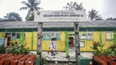Di Cibinong, Kabupaten Bogor, sejumlah siswa melintas di depan sekolah yang rusak dan ambruk di SDN Cirimekar 02. (ANTARA FOTO/Yulius Satria Wijaya)