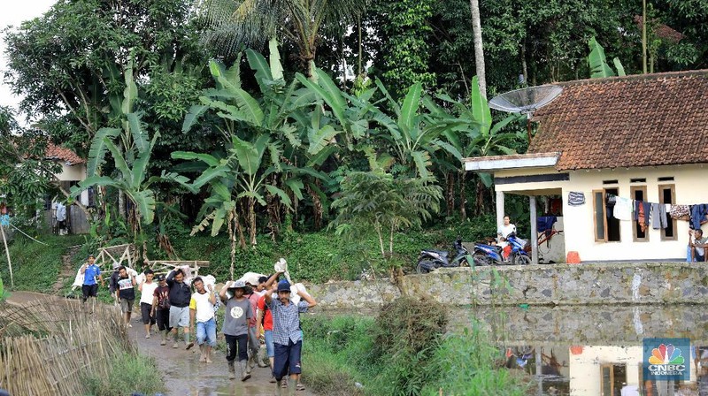 Sebelumnya akses jalan Sukajaya tertutup akibat longsor dan banjir bandang yang melanda kawasan ini.