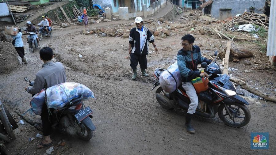 Sebelumnya akses jalan Sukajaya tertutup akibat longsor dan banjir bandang yang melanda kawasan ini.