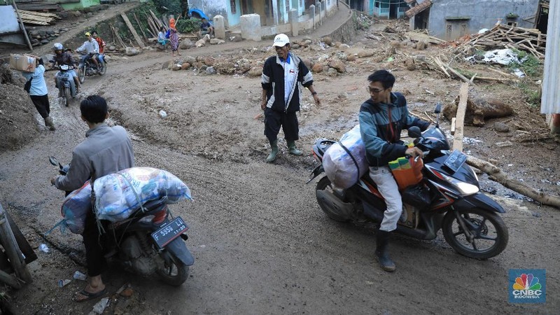 Sebelumnya akses jalan Sukajaya tertutup akibat longsor dan banjir bandang yang melanda kawasan ini.