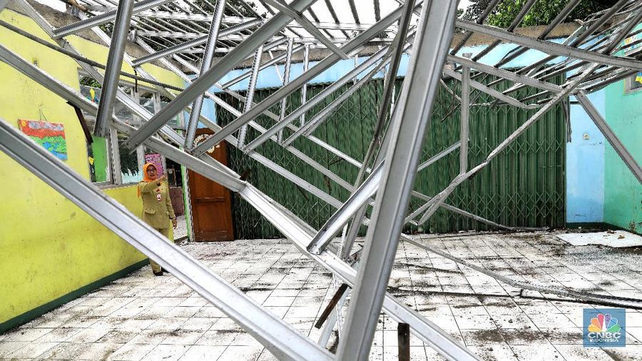 Bangunan SDN yang berada di Jalan Kaporlap No. 03 RT 02 RW 05 ini tidak bisa dipakai untuk kegiatan belajar mengajar.