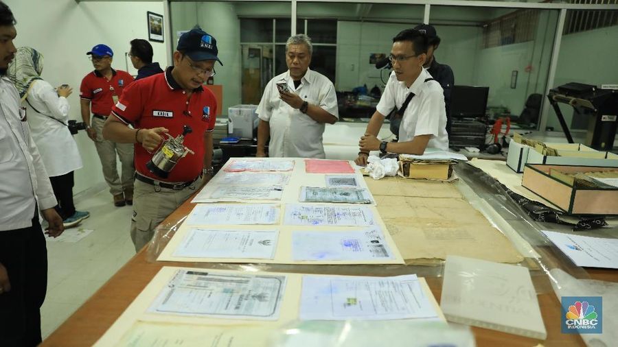 Jakarta – Arsip Nasional Republik Indonesia (ANRI) memberikan layanan restorasi/perawatan arsip keluarga (Laraska) secara GRATIS bagi masyarakat yang terkena musibah bencana banjir. Laraska ini dilaksanakan terhitung mulai 2 Januari 2020 pada hari kerja (Senin s.d Jum’at) mulai pukul 08.30 – 15.00 WIB. Bagi masyarakat yang berminat memperoleh Laraska, dapat langsung datang ke lokasi.
Kantor ANRI yang berlokasi di jalan Ampera Raya nomor 7, Cilandak Timur, Jakarta Selatan. Selanjutnya, masyarakat dapat menemui langsung Tim Penanganan Arsip Bencana (Task Force) yang berlokasi tak jauh dari gerbang utama ANRI. Setelah masyarakat diterima oleh Sekretariat Tim Penanganan Arsip Bencana, petugas akan memandu masyarakat untuk mengisi buku registrasi dan formulir Laraska. Selanjutnya, petugas memverifikasi dan mencatat jumlah arsip yang akan direstorasi, menyampaikan jenis kerusakan arsip, jenis perbaikan arsip yang akan dilakukan dan jangka waktu perbaikan arsip yang dibutuhkan.
Selain itu, ada beberapa hal yang harus diperhatikan jika masyarakat ingin memperoleh Laraska ini, yaitu: masyarakat membawa arsip yang akan diperbaiki dan bukti identitas diri, arsip yang dibawa adalah arsip asli (bukan fotocopy) dan tidak dalam bentuk laminating, dan tiap keluarga maksimal dapat memperoleh layanan ini sebanyak 10 lembar. Adapun arsip keluarga yang dapat direstorasi antara lain, akta kelahiran, buku nikah, kartu keluarga, Kartu Tanda Penduduk, sertifikat tanah, ijazah dan lain-lain.
Perawatan arsip keluarga ini dapat ditunggu, tetapi untuk beberapa jenis perawatan tertentu ada yang membutuhkan jangka waktu tertentu. Laraska bagi masyarakat yang terdampak banjir ini menjadi salah satu wujud responsif
ANRI terhadap musibah bencana alam banjir dan longso yang terjadi di wilayah Jakarta, Bogor, Depok, Tangerang dan Bekasi pada awal tahun 2020.
Layanan ini pun menjadi bukti nyata bahwa ANRI hadir dalam situasi tanggap bencana, sebagaimana amanat negara yang tertuang dalam Pasal 6 huruf (g) Undang-
Undang (UU) Nomor 24 Tahun 2007 tentang Penanggulangan Bencana, di mana salah satu tanggung jawab pemerintah dalam penyelenggaraan bencana
adalah pemeliharaan arsip. Hal tersebut pun dipertegas dalam Pasal 34 UU Nomor 43 Tahun 2009 tentang Kearsipan yang intinya mengamanatkan negara untuk menyelenggarakan pelindungan dan penyelamatan arsip dari bencana.
LARASKA juga memberikan bimbingan gratis kepada masyarakat dalam memperbaiki arsip keluarganya sehingga masyarakat diharapkan memiliki pengetahuan dasar untuk penanganan dokumen pribadinya yang terdampak bencana. 6/1/2020, (CNBC Indonesia/ Tri Susilo)