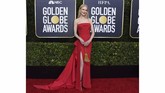Nicole Kidman tampil menawan dalam balutan gaun strapless berwarna merah dengan belahan yang tinggi. Statement earing berwarna kuning keemasan membuatnya terlihat lebih menantang. (Photo by Jordan Strauss/Invision/AP)
