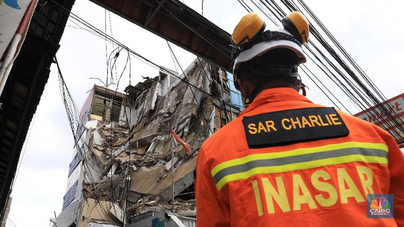 Bangunan ruko minimarket 4 lantai di Kawasan Slipi, Jakarta Barat sekitar pukul 09.20 WIB, Senin (6/1/2020) roboh.