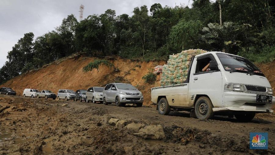 Sebelumnya akses jalan Sukajaya tertutup akibat longsor dan banjir bandang yang melanda kawasan ini.