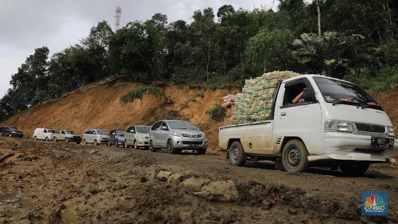 Sebelumnya akses jalan Sukajaya tertutup akibat longsor dan banjir bandang yang melanda kawasan ini.