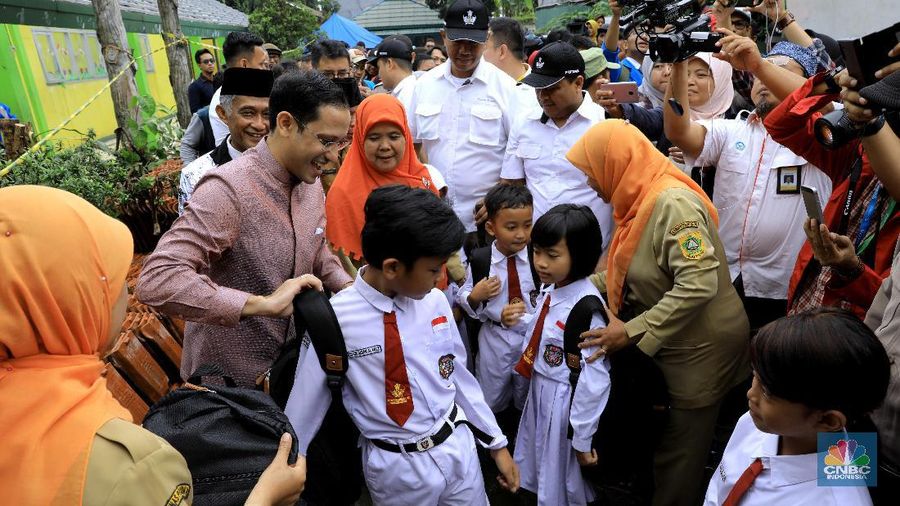 Menteri Pendidikan dan Kebudayaan (Mendikbud), Nadiem Anwar Makarim, meninjau langsung kondisi sekolah rusak karena angin dan hujan deras di Sekolah Dasar (SD) Negeri Cirimekar 02, Cibinong, Bogor, Jawa Barat, Senin (6/1/2020). Pantauan CNBC Indonesia nadiem berkeliling sekolah dan melihat secara langsung bangunan yang rusak. Ia juga menyapa murid-murid yang sedang belajar dalam tenda darurat yang sudah dikirim langsung dari kemendikbud. Nadiem mengaku senang mendengar semangat para siswa mengikuti kegiatan belajar mengajar meski dalam kondisi memprihatinkan. Nadiem meminta agar para siswa bersabar menunggu bantuan dari Kemendikbud. Pada kesempatan nadiem terlihat memberi tas dan seperangkat alat sekolah kepada murid-murid. Seperti diketahui, atap sejumlah ruangan di sekolah tersebut ambruk setelah hujan deras mengguyur pada 31 Desember lalu. Ada lima ruang yang atapnya ambruk dihantam derasnya air hujan. Tiga ruang kelas, satu ruang guru, dan satu ruang komputer. (CNBC Indonesia/Muhammad Sabki)