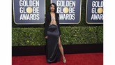 Aktris Kerry Washington mengejutkan momen karpet merah dengan tampilan edgy nan seksinya. Pemain serial Scandal ini tampil terbuka dengan blazer Altuzarra berwarna hitam. Hanya ada seutas rantai yang saling menyilang yang menutupi bagian depan tubuhnya. (Photo by Jordan Strauss/Invision/AP)